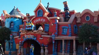 せわしなくぐるぐるとコースを走ります