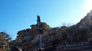 ディズニーランドで最も爽快なジェットコースター！