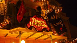 船に乗りながら海賊たちの世界に乗り込みます