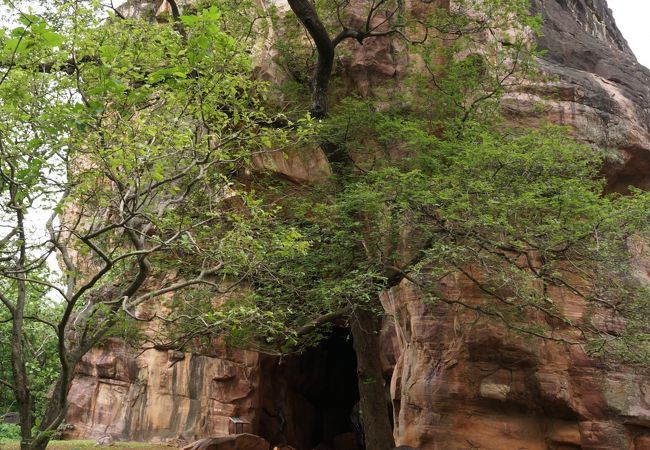 1万年前の岩絵が残っています。