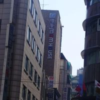 左の建物がMOM　HOUSEで右側がprince　Hotel