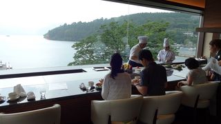 元箱根の新しいレストラン。何と足湯もあり！