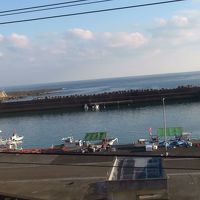 お店の前は鵜戸港