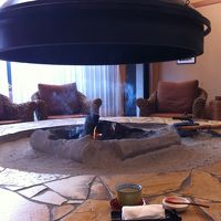 フロント横の大きな暖炉。ここでお酒が飲めます。