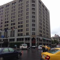 交差点の角に立ってます。