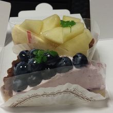 手前は、ブルーベリーとヨーグルトのタルト。