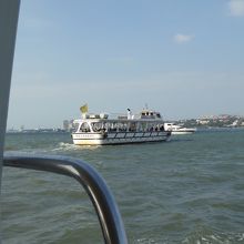 対岸八里から同型の船が来ました