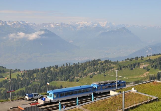 古めかしい登山鉄道。船でルツェルンにも出られる