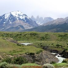 滝の下流のパイネ川とパイネの塔