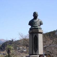 牧歌的な風景の中にたたずむ北里柴三郎像。