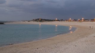 頭上を飛行機が飛び交う人工のビーチ