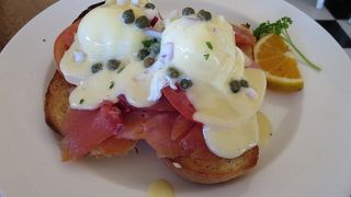 絶景を前にフレンチトースト＆エッグベネディクト