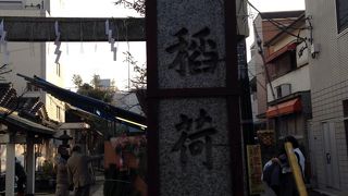 新大久保駅脇にある