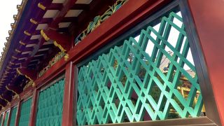 動物や植物が塀の上下に彫られていました