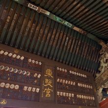 屋根の内側は豪華な造り