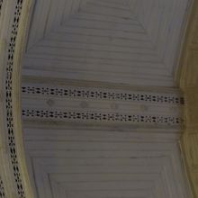天井。　木です。　この透かし彫りはよく見かけますよね。