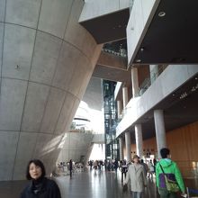 吹き抜けなので解放感に溢れています