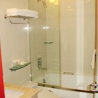 お風呂。決して広くはないですがか綺麗で快適です。