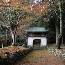 奥深い山寺です