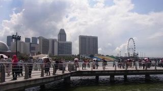 マーライオン像が立つ定番観光スポット