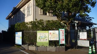 洋風建築と美しい庭を眺める