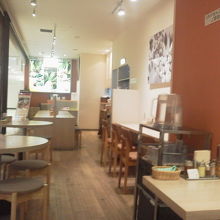 カフェのような店内