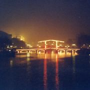 夜の運河、ライトアップは綺麗なんだけど…
