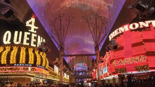 天井を彩るショー