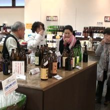 試飲コーナもあり賑わっている