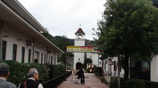 いろんな店が一同に集まりウィンドーショッピングに良い、