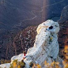 こんな崖で写真を構える人も…