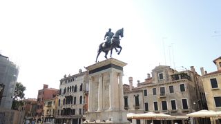 教会の隣の銅像は…