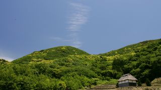 ＬＥＤ照明に照らされる棚田、