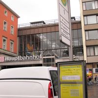 お向かいにミュンヘン中央駅（の脇の出入り口）。