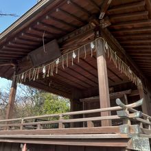 立派な神楽殿です