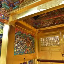 内側から見た唐門