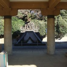 鬼瓦を発見、灰皿があったので喫煙できるようです