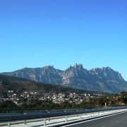 カタルーニャ人の聖地となった奇岩の山