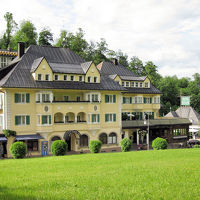 薄い黄色のホテル。左奥の小さな建物がチケットセンターです。