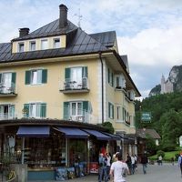 前方にノイシュバンシュタイン城。外壁改修中でした（涙）