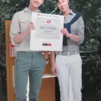 ロビーでは東方神起がお出迎え♪