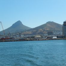 ライオンズヘッドとシグナルヒルを見ることができます