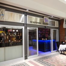 シーフードレストランが何軒もあります