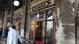 歴史あるカフェ。映画「旅情」の…