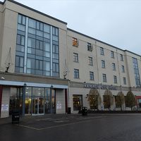 アーマー・シティ・ホテルの宿泊棟。棟の左半分はイベント用。