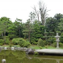 庭園は歩いて散策することができます