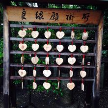 縁結びらしいハートの絵馬