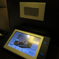 お部屋の電気などはこのタブレットで操作します。