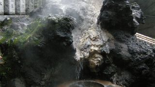 入口の手水が温泉です