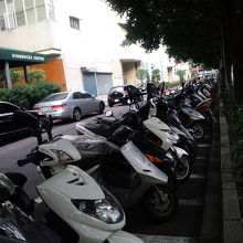 バイクの写真を撮ろうとして偶然スタバ発見。